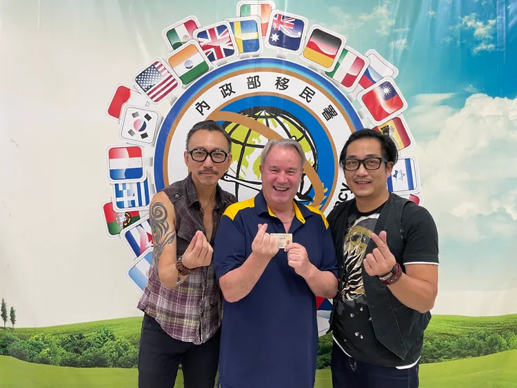 信樂團鍵盤手Tomi傅超華（左）及87樂團吉他手阿修羅（右）一起陪司徒松領就業金卡。鳳凰藝能提供