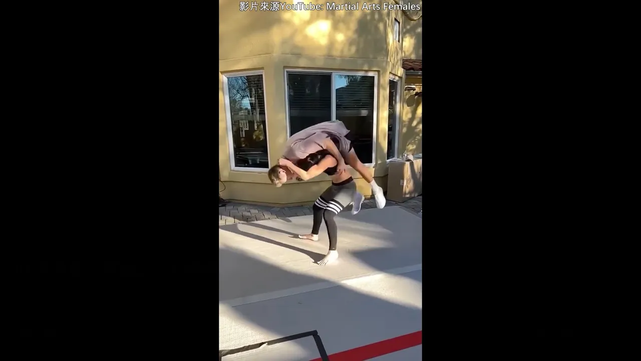 愛的抱抱竟變成重重一摔。