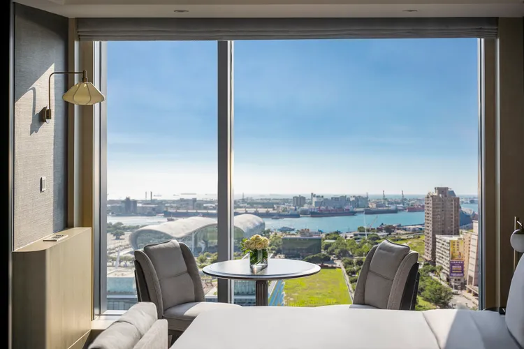 消費者只要上網報名，將有機會免費入住高雄洲際酒店指定房型，享一泊二食體驗。業者提供