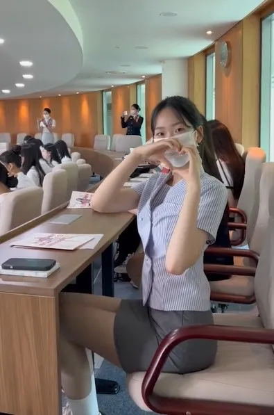 未來的空姐，網友先認證女神。