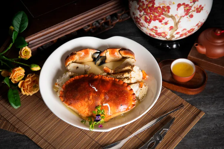 台北遠東香格里拉上海醉月樓-花雕芙蓉蒸玫瑰蟹，售價2880元。業者提供