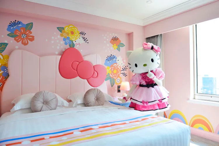 粉紅色Hello Kitty主題房開箱，床頭還有可愛的Hello Kitty頭像造型。漢來大飯店提供