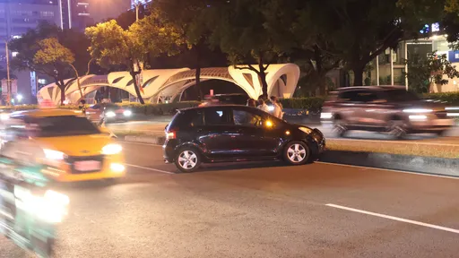 沒有存在感！台灣大道小轎車自撞安全島　女駕駛「沒看到」