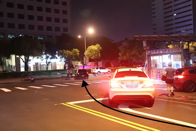 肇事女駕駛從(黑箭頭）巷口出來後接著要右轉進入車道，卻沒察覺有分隔島。張喆喜攝