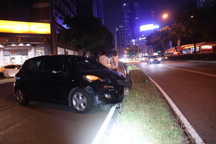 黑色小鴨自撞後左前輪爆胎，無法駛離現場。張喆喜攝