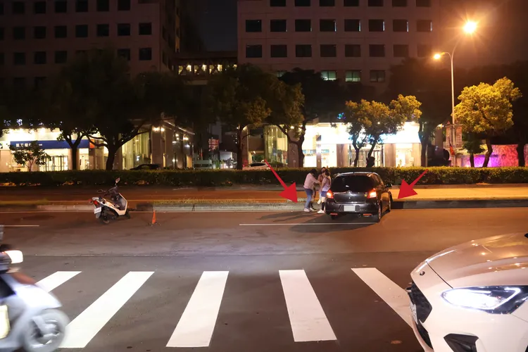 肇事女駕駛沒注意到(箭頭處)是分隔島因此自撞。張喆喜攝