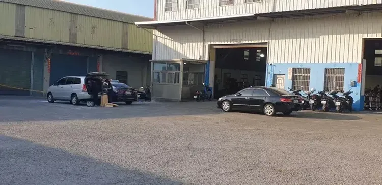 警方鑑識人員進入廠內採證，並帶回相關證物。讀者提供