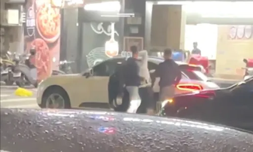 火爆男碰撞路人嗆「看三小」 不滿當街被海扁怒開吉