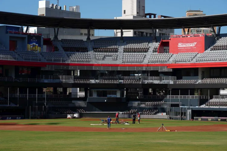 林耕仁表示，新竹棒球場從最初2016年12月27日決標公告3.5億，最後膨脹變成近12億。資料畫面