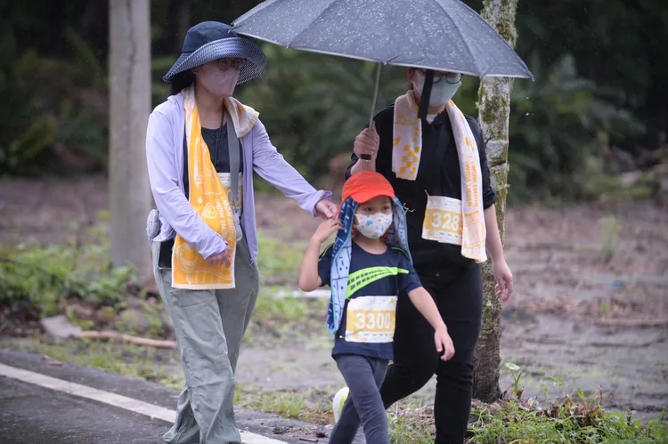大人小孩撐傘來參加路跑支持公益。花蓮縣政府提供