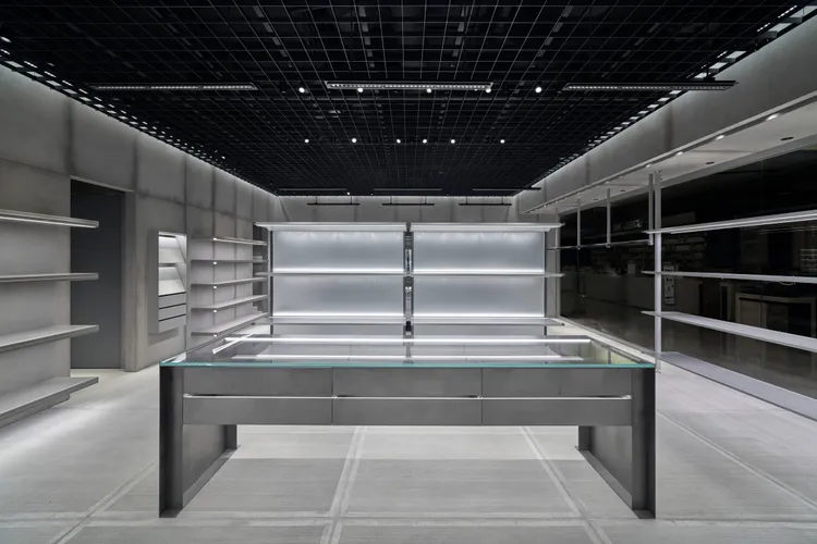 A9新專賣店以「Raw Architecture」美學，用如同「廢墟」的末世氛圍設計店裝。品牌提供