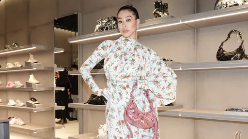 蔡詩芸逛BALENCIAGA新「廢墟」大店　全身包緊緊「就怕上廁所」