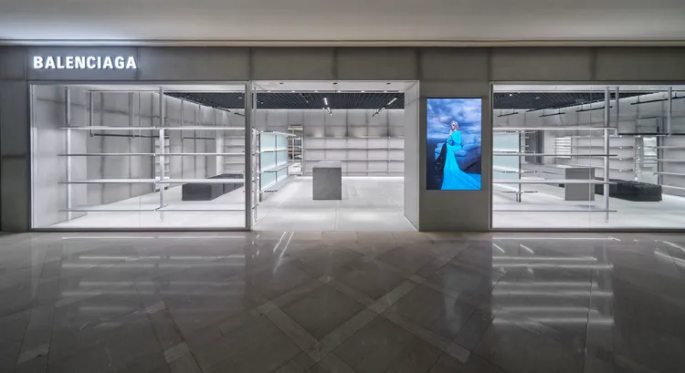 BALENCIAGA新光三越台北信義新天地A9全新概念店開幕，店裝以仿舊的斷壁殘垣和未完成的施工樣貌慛設計靈感。品牌提供