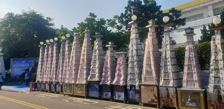 30多座米塔奠，聳立在公祭現場周邊。楊啟邦服務處提供