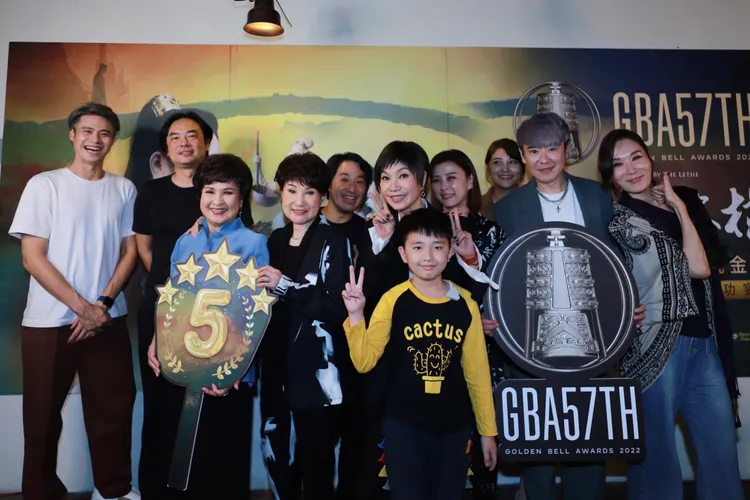 眾人齊聚慶功宴歡呼，讓唐美雲超級感動。民視提供