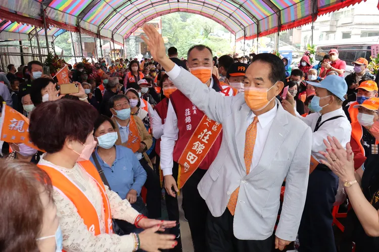 宋楚瑜到基隆未市議員候選人站台，受到民眾熱烈歡迎。戴之聖攝