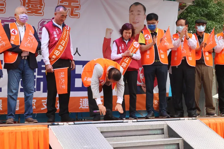 宋楚瑜彎腰鞠躬，懇請民眾支持。戴之聖攝