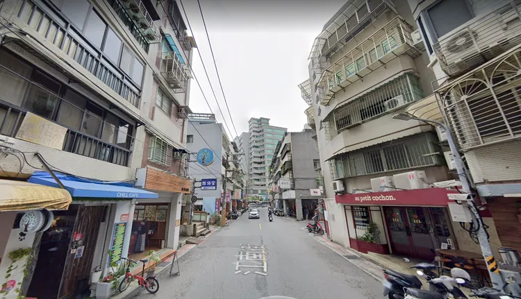 江南街鄰近捷運港墘站，站點周邊還有企業及媒體據點，就業人口推升買、租屋需求，剛需穩健得以拉抬房價。翻攝Google map