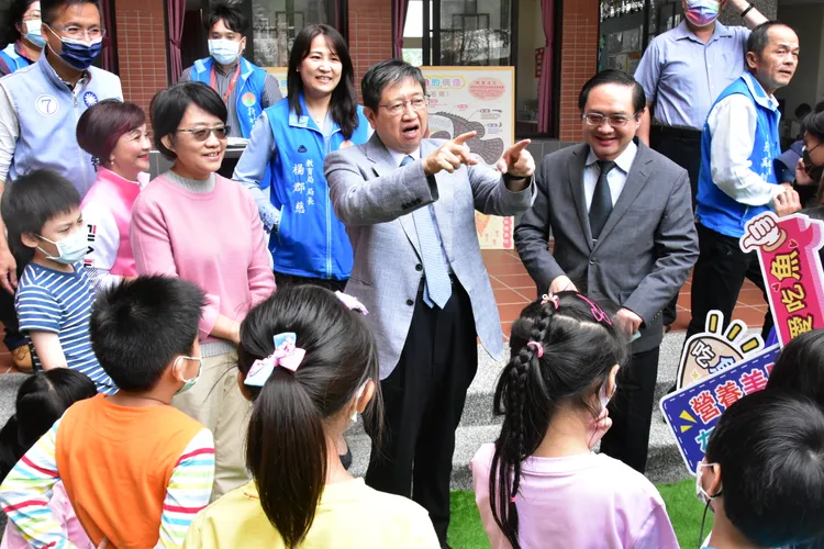 新竹縣長楊文科，午餐後教學童們用客語講石斑魚等詞，互動氣氛歡樂。新竹縣政府提供