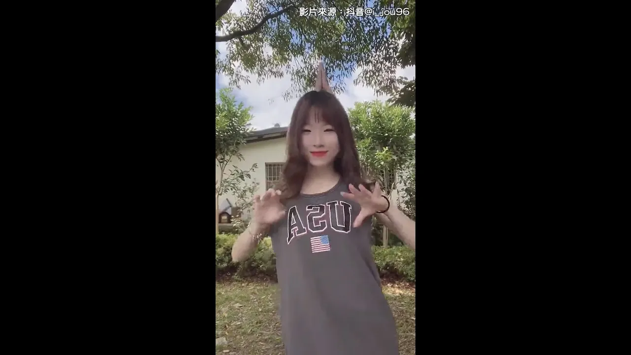 好想知道后面是谁的手?