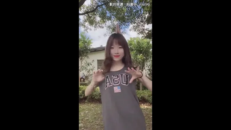 好想知道後面是誰的手？