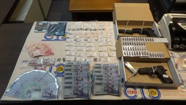 警方查扣的證物。翻攝畫面