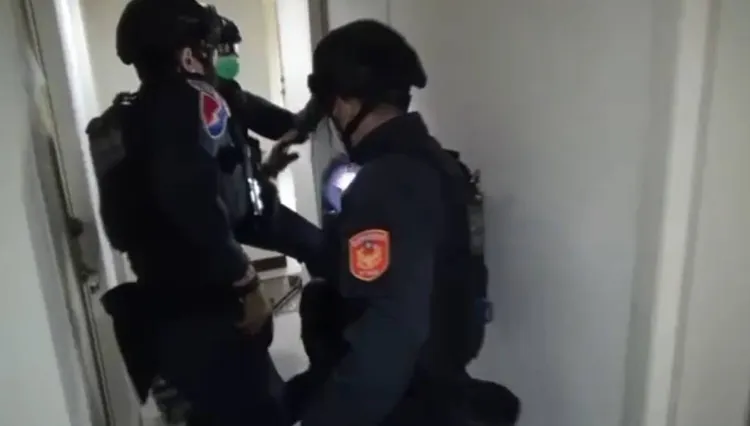警方攻堅薛男住處。翻攝畫面