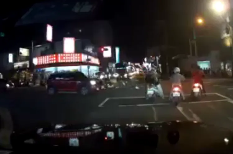 撞擊瞬間都被目擊車輛行車紀錄器拍下。翻攝爆料公社