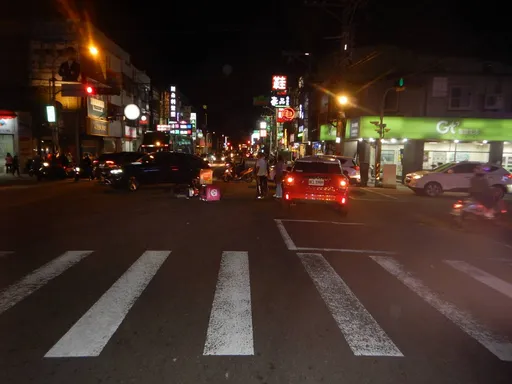 女熊貓取拉麵路口切西瓜 下秒遭撞噴飛倒地!影片曝光