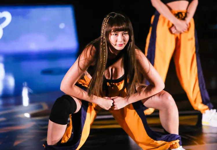 PS女孩今在T1開幕戰火辣熱舞。   鄭孟晃攝