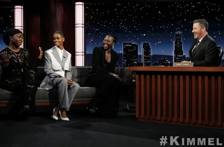 《黑豹2：瓦干達萬歲》的戴娜葛里拉（左起）、莉蒂西亞與露琵塔尼詠歐上吉米基墨節目宣傳。翻攝jimmykimmellive IG