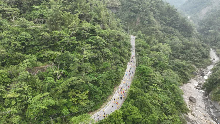 149甲線草嶺公路中斷23年，今年2月25日恢復通車。今封路辦半馬賽歡慶通車。雲縣府提供