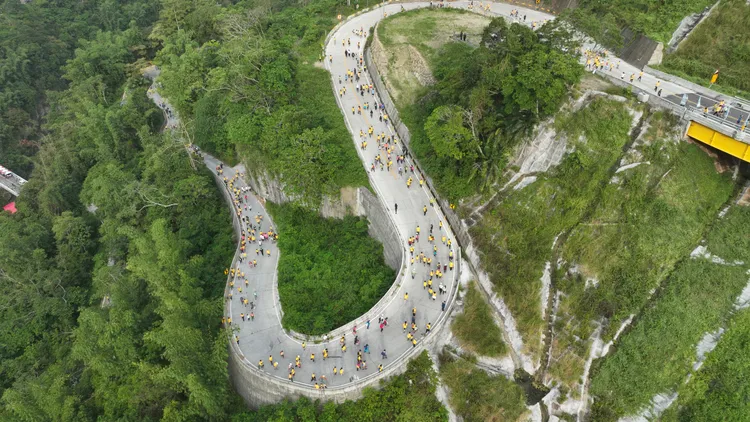 草嶺公路隨山勢蜿蜒而上，山道起伏對參賽者而言是極大挑戰。雲縣府提供