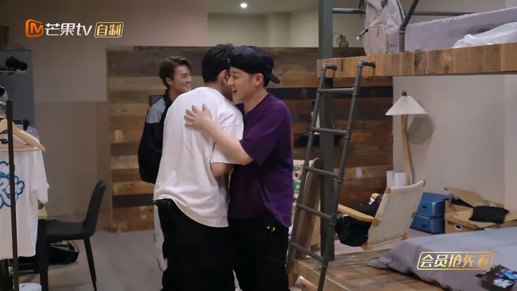 潘瑋柏（右）得知王大陸被淘汰，給他愛的鼓勵。翻攝《披荊斬棘》