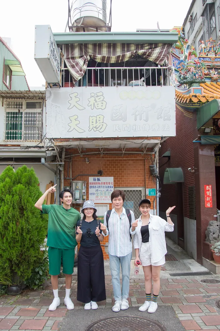 潘君侖（左起）、苗可麗、洪榮宏、張文綺在洪榮宏的老家合照。東森提供