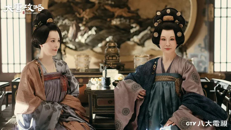 一代女皇潘迎紫（右）驚喜客串，保養超好的外型讓觀眾驚豔。八大提供