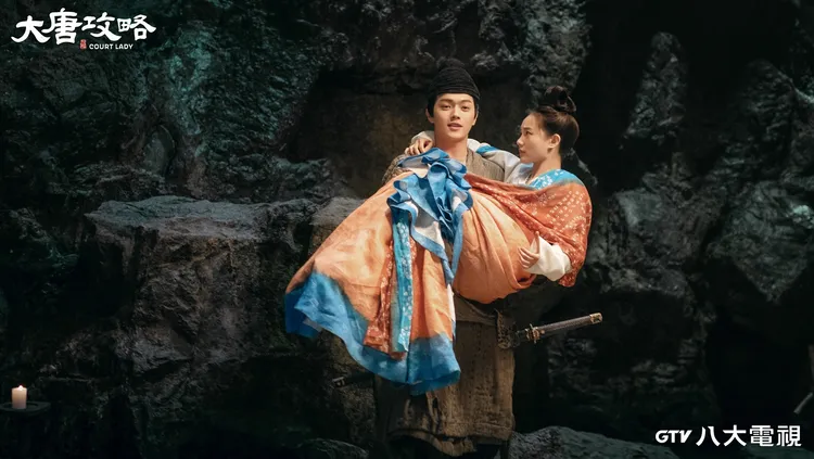 許凱（後）劇中對李一桐一見鍾情。八大提供