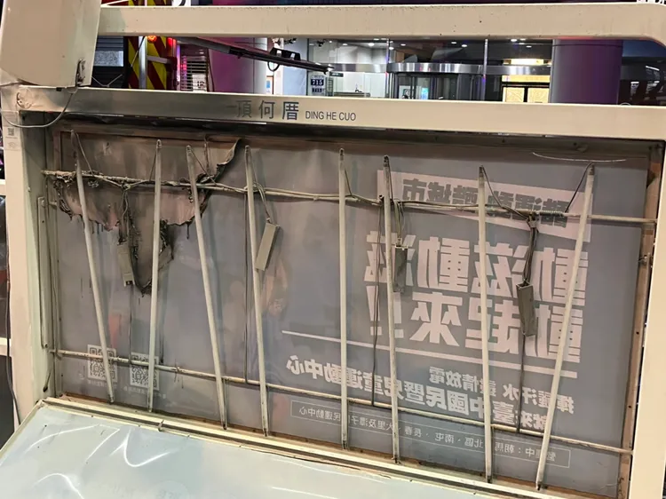 燈箱被燒到焦黑，消防局將了解起火原因。民眾提供