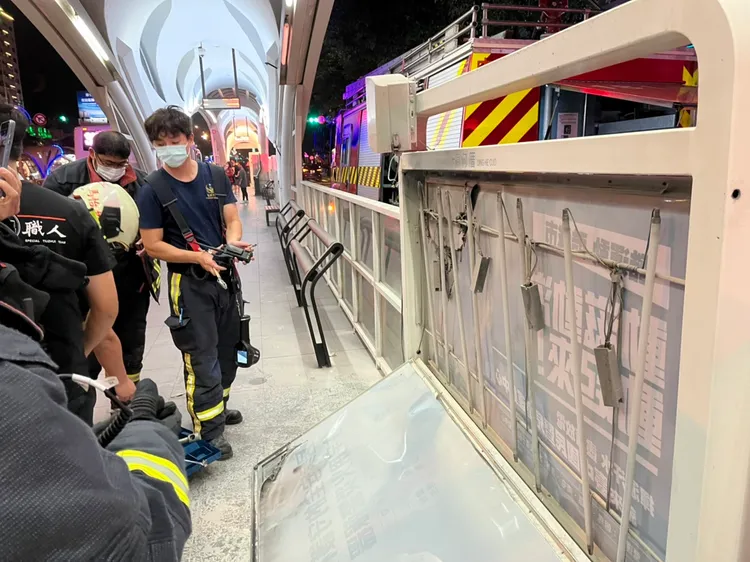 消防局針對起火燈箱做調查。民眾提供