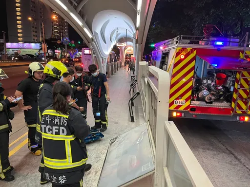 独家|台中公车站灯箱莫名起火 3年轻人路过挺身灭火全都录