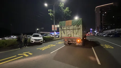 獨家｜轎車遭大貨車追撞　碰！180度旋轉飛上安全島