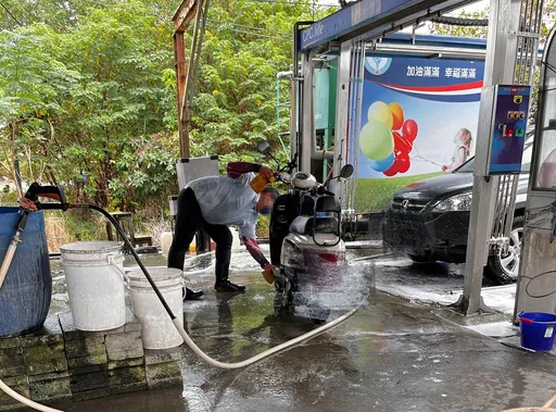 機車加油漏滿地！她讚員工牽去整輛洗　網友卻遇當作沒看到害滑倒