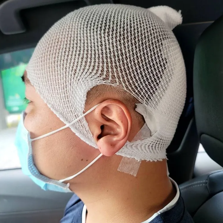 楊植斗整個頭都裹了起來，今早又嘔吐。翻攝羅智強臉書