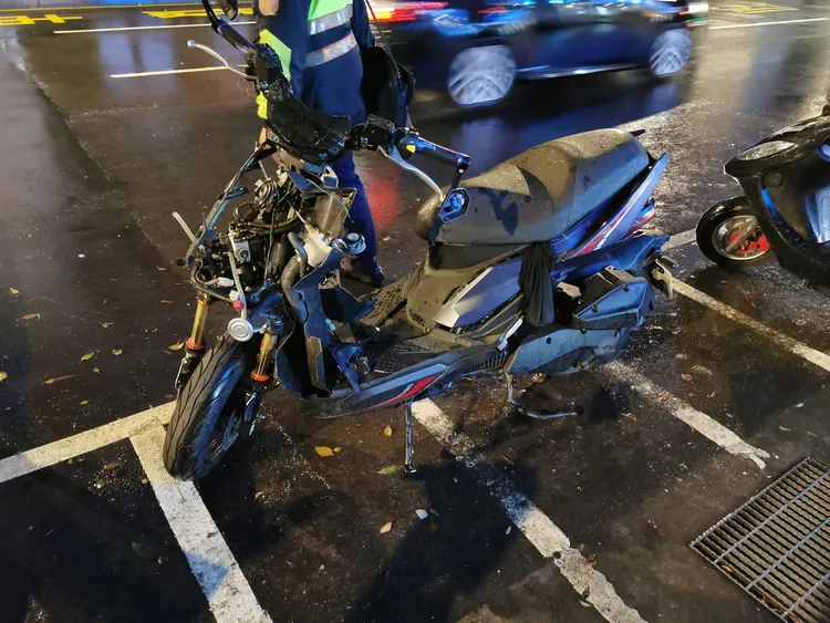 煞車不及撞上的機車。陸運鋒攝