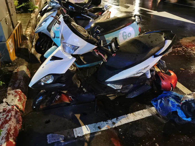 欲迴轉的機車。陸運鋒攝