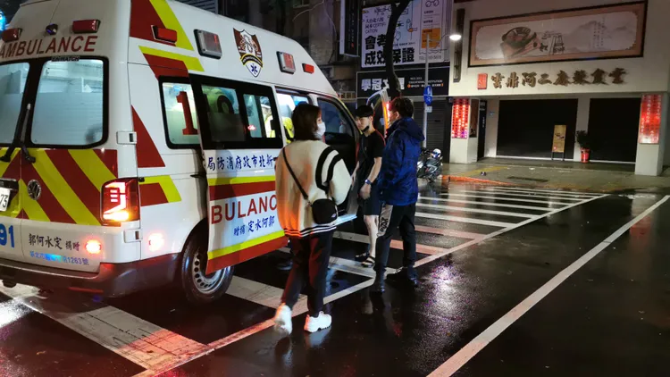 煞車不及的林姓騎士已上救護車，一旁友人在旁關心。陸運鋒攝