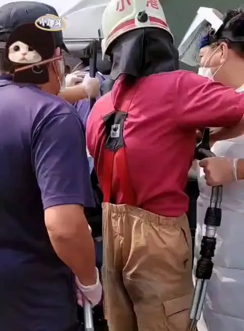 警消搶救受困車內黃姓駕駛。翻攝社會事新聞影音