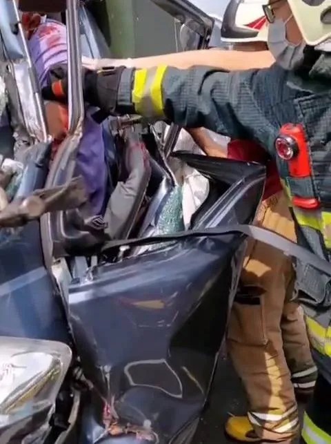 警消搶救受困車內的黃男。翻攝社會事新聞影音