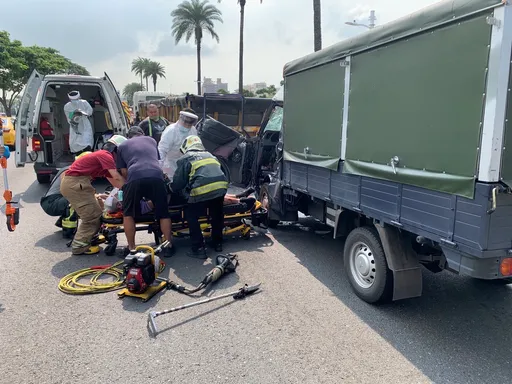没刹车直接撞击联结车　小货车车头扁掉！驾驶遭夹死