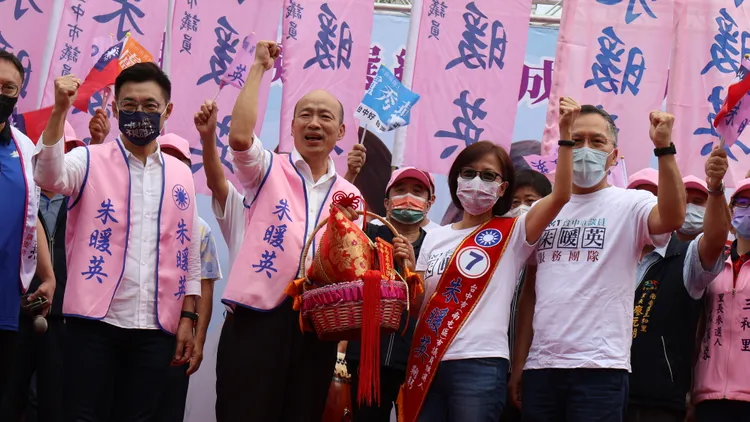 韓國瑜為台中市議員朱暖英站台。鮮明攝